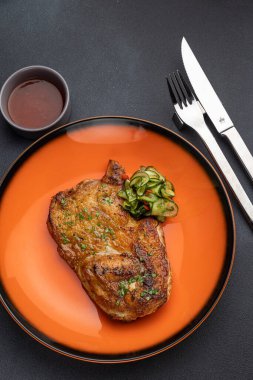 Lokantada soslu leziz biftek.