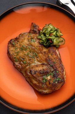 Lokantada soslu leziz biftek.