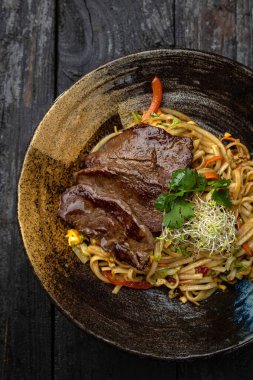 Lokantada soslu leziz biftek.