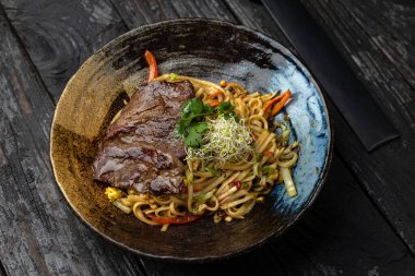 Lokantada soslu leziz biftek.