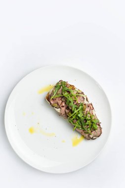 Lezzetli bruschetta peynirli, etli, sebzeli.