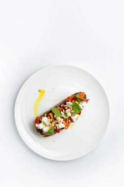 Lezzetli bruschetta peynirli, etli, sebzeli.