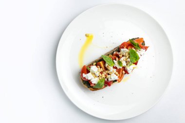 Lezzetli bruschetta peynirli, etli, sebzeli.