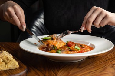 Lokantada kızarmış balık.