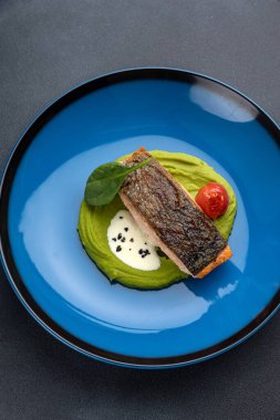 Lokantada kızarmış balık.