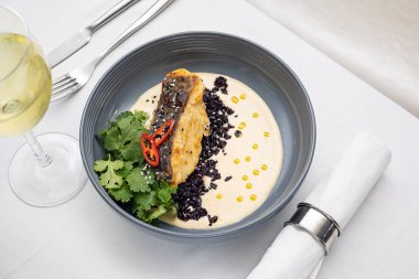 Lokantada kızarmış balık.