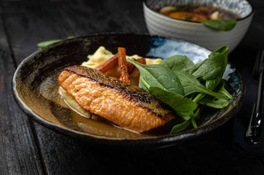 Lokantada kızarmış balık.