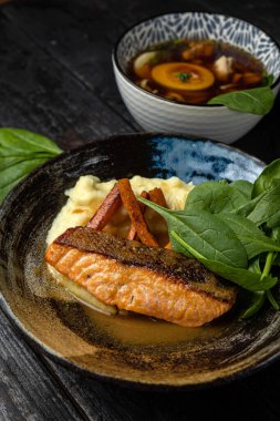 Lokantada kızarmış balık.