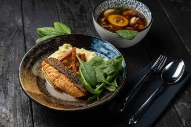 Lokantada kızarmış balık.