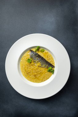 Lokantada kızarmış balık.