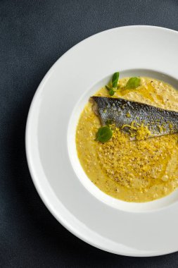 Lokantada kızarmış balık.