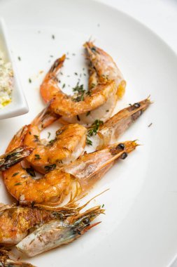 Lokantada lezzetli bir deniz ürünleri yemeği.