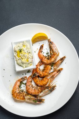 Lokantada lezzetli bir deniz ürünleri yemeği.