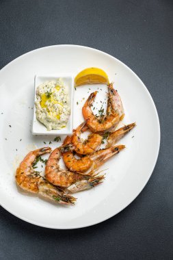 Lokantada lezzetli bir deniz ürünleri yemeği.