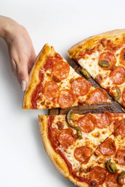 İtalyan restoranında lezzetli bir pizza.