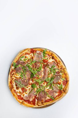 İtalyan restoranında lezzetli bir pizza.