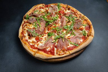 İtalyan restoranında lezzetli bir pizza.