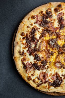 İtalyan restoranında lezzetli bir pizza.