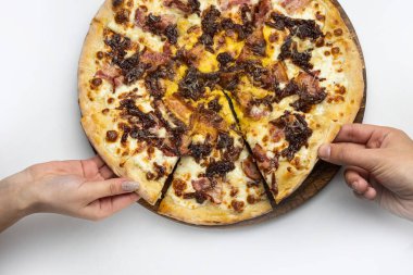 İtalyan restoranında lezzetli bir pizza.