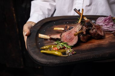 Pirzola restoranda ızgara.