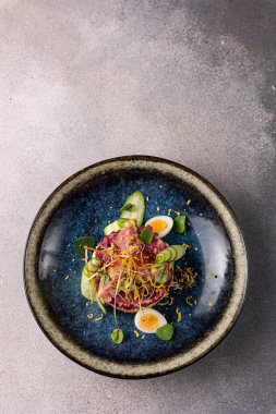 Gri arka planda lezzetli bir salata.