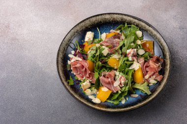 Gri arka planda lezzetli bir salata.