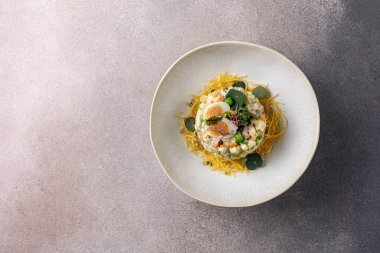 Gri arka planda lezzetli bir salata.