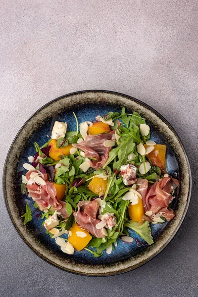 Köstlicher Salat Auf Grauem Hintergrund — Stockfoto