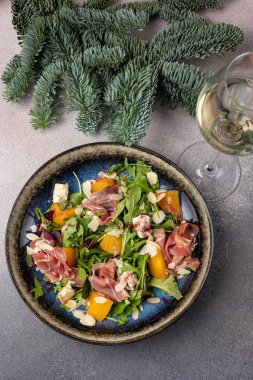 Mutlu noeller. Gri arka planda lezzetli salatalar.