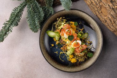 Mutlu noeller. Gri arka planda lezzetli salatalar.