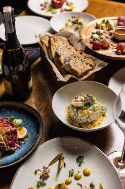 Mutlu noeller. Tatillerde aile yemeği