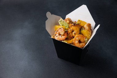 Lezzetli erişte kutusu. Çin ve Asya yemekleri hazır..