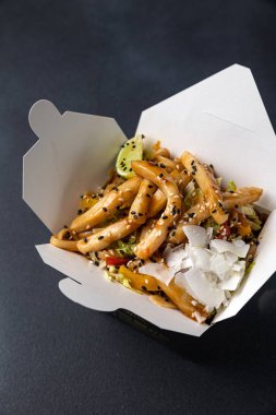 Lezzetli erişte kutusu. Çin ve Asya yemekleri hazır..