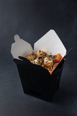 Lezzetli erişte kutusu. Çin ve Asya yemekleri hazır..