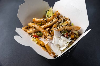 Lezzetli erişte kutusu. Çin ve Asya yemekleri hazır..