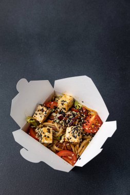 Lezzetli erişte kutusu. Çin ve Asya yemekleri hazır..