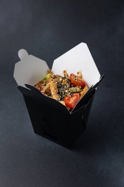 Lezzetli erişte kutusu. Çin ve Asya yemekleri hazır..