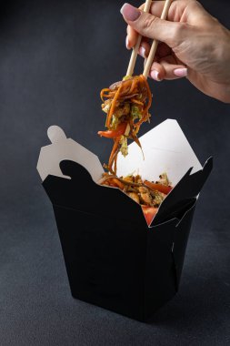 Lezzetli erişte kutusu. Çin ve Asya yemekleri hazır..