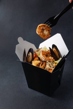 Lezzetli erişte kutusu. Çin ve Asya yemekleri hazır..