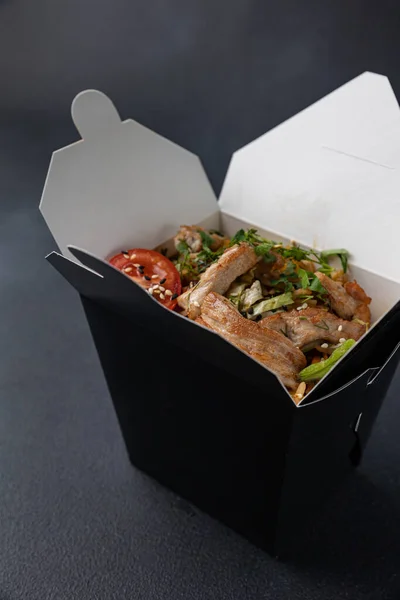 Delicioso Recipiente Caixa Macarrão Wok Chinês Asiático Takeaway Fast Food — Fotografia de Stock