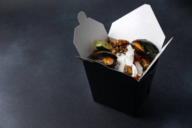 Lezzetli erişte kutusu. Çin ve Asya yemekleri hazır..