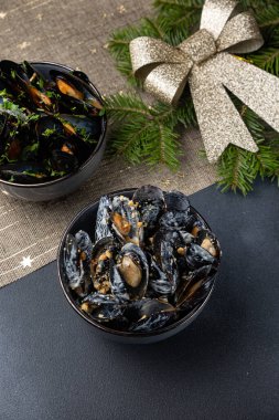 Sosta pişirilmiş lezzetli midyeler..