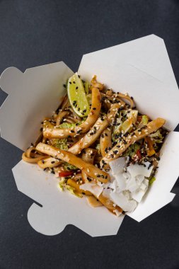 Lezzetli erişte kutusu. Çin ve Asya yemekleri hazır..