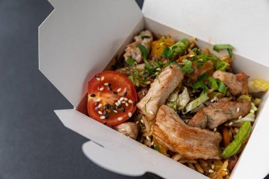 Lezzetli erişte kutusu. Çin ve Asya yemekleri hazır..