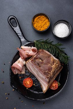 Geleneksel et yemekleri, atıştırmalıklar. Soğuk haşlanmış domuz eti.