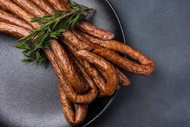 Geleneksel et lezzetleri, karanlık bir masada sosisler.