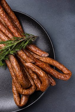 Geleneksel et lezzetleri, karanlık bir masada sosisler.