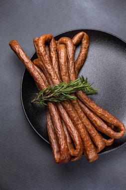 Geleneksel et lezzetleri, karanlık bir masada sosisler.