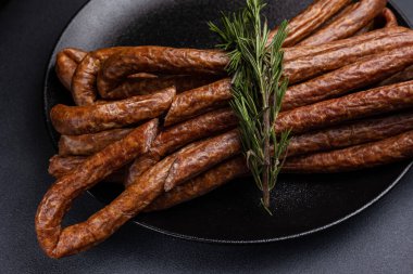 Geleneksel et lezzetleri, karanlık bir masada sosisler.