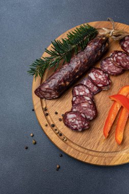 Geleneksel et lezzetleri, karanlık bir masada sosisler.